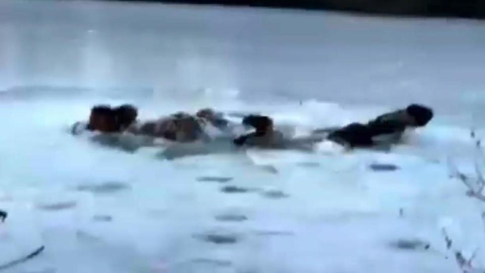 فرورفتن 7 نوجوان درون دریاچه یخ زده هنگام سلفی گرفتن